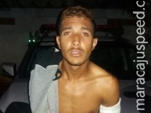 Suspeito em fuga atira no próprio braço e comparsa é mordido por cão Suspeito em fuga atira no próprio braço e comparsa é mordido por cão