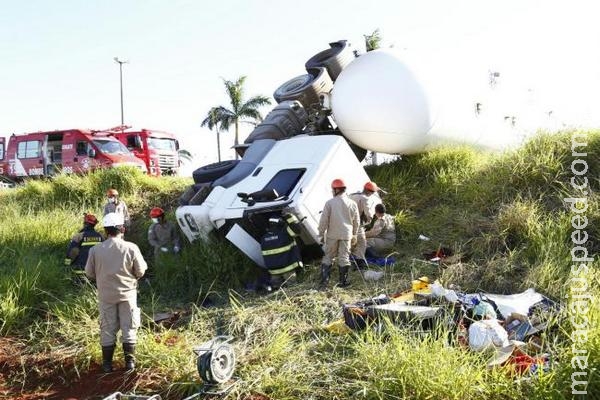 Motorista fica preso às ferragens depois de bater carreta-tanque em carreta no Indubrasil