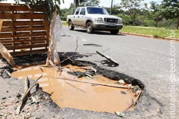 "Nossa cidade parece de açúcar", diz Bernal ao dar prazo para acabar com buracos