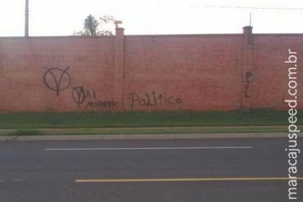 Pichação com sigla do PCC sugere morte de políticos em Campo Grande Pichação com sigla do PCC sugere morte de políticos em Campo Grande