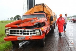 Caminhão sofre pane, para de repente e causa acidente na BR-262