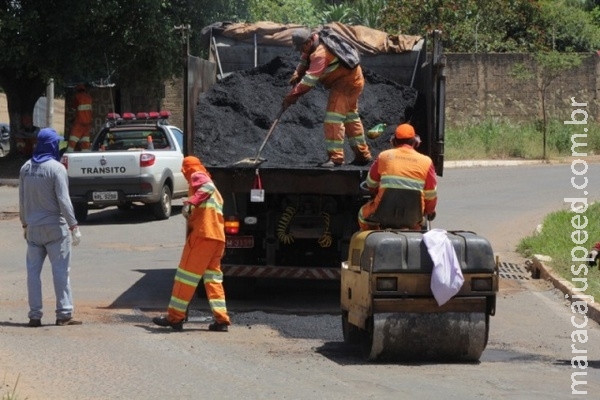 É tanto buraco que equipes deixam serviço pela metade na Capital