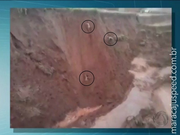 Crianças brincam em cratera de 15 metros aberta após chuva em MS Crianças brincam em cratera de 15 metros aberta após chuva em MS
