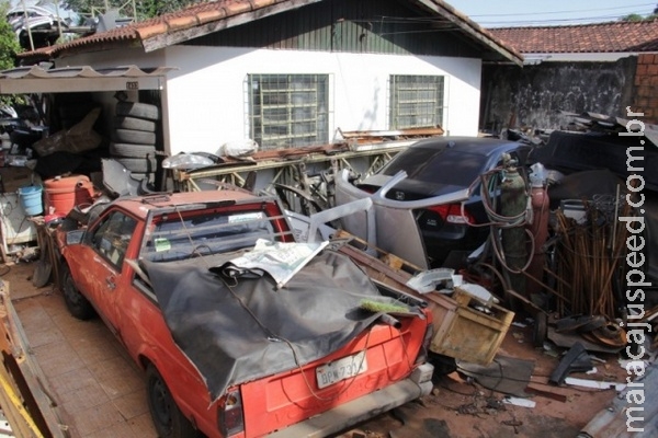 Ferro-velho improvisado incomoda vizinhos e até dono admite problema