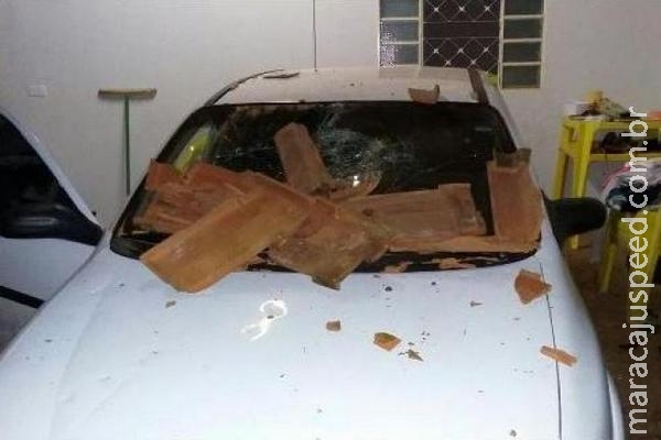 Dia de fúria: mulher quebra carro do marido em festa ao desconfiar de traição