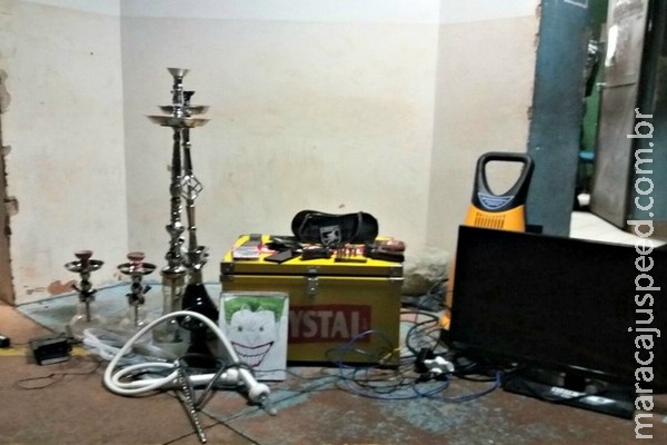 Dois morrem em troca de tiros com PM após roubo à tabacaria em MS Dois morrem em troca de tiros com PM após roubo à tabacaria em MS