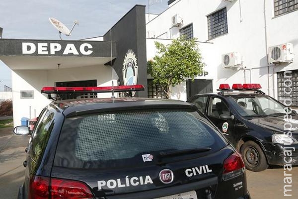 Bêbado e sem CNH, motorista desrespeita placa de PARE e bate em viatura da polícia