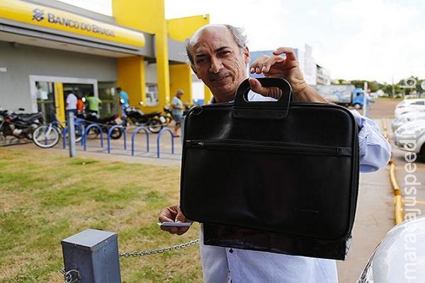 Cliente não consegue passar por porta giratória de banco e aciona a polícia Cliente não consegue passar por porta giratória de banco e aciona a polícia
