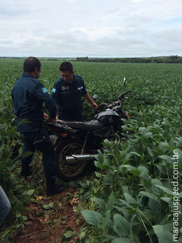 Polícia Militar de Maracaju recupera motocicleta furtada, encontrada em plantação de soja