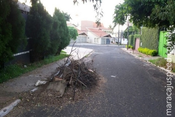 Com apenas três caminhões, Prefeitura atrasa remoção de entulhos