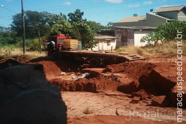 Caminhão fica sem freio, "rampa" em buraco e escavadeira voa da carroceria Caminhão fica sem freio, "rampa" em buraco e escavadeira voa da carroceria