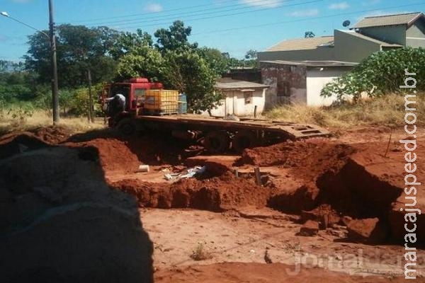 Caminhão fica sem freio, "rampa" em buraco e escavadeira voa da carroceria