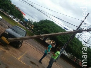 Sustentado por fios, poste está a ponto de cair na Avenida Afonso Pena Sustentado por fios, poste está a ponto de cair na Avenida Afonso Pena