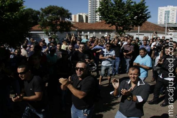 Centenas de policiais se unem em protesto, mas juiz nega liberdade de PMs Centenas de policiais se unem em protesto, mas juiz nega liberdade de PMs