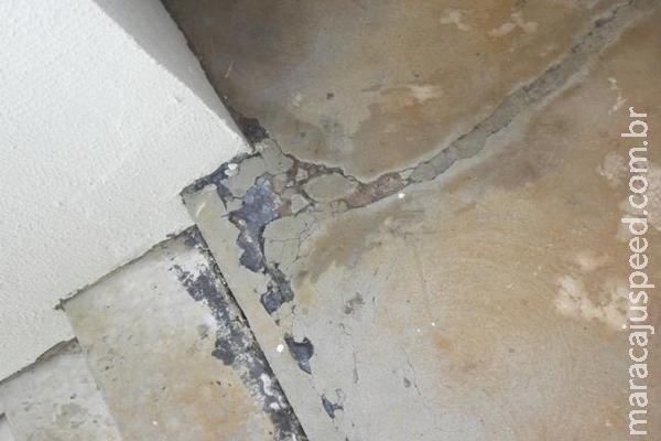 Rachaduras, infiltrações e mofos continuam sem solução em residencial