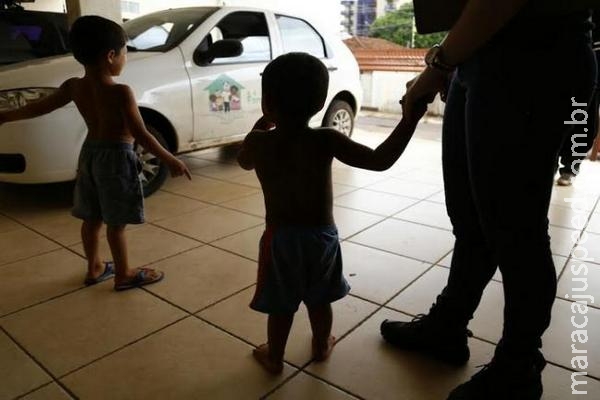 Bebê de 4 meses e os irmãos de 2 e 4 anos são abandonados e encontrados na rua Bebê de 4 meses e os irmãos de 2 e 4 anos são abandonados e encontrados na rua
