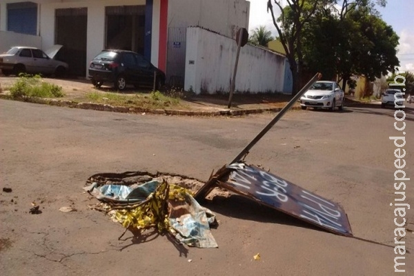 Condutor flagra bueiro sem tampa que foi sinalizado com galhos