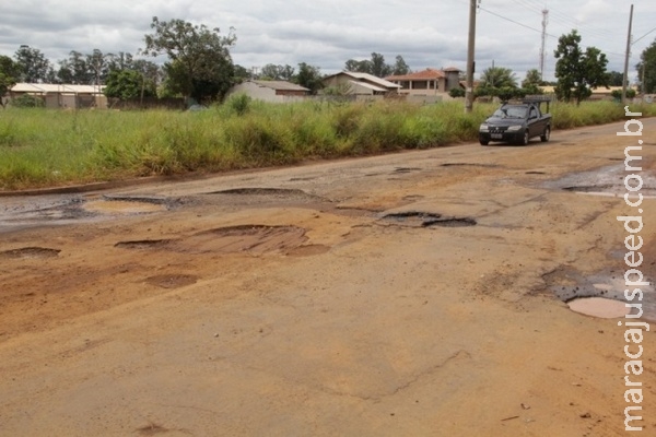 Para moradores, buracos e sujeira refletem esquecimento de bairro