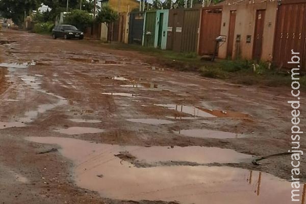 VÍDEO: chuva e lama provocam mobilização de moradores da rua da Divisão