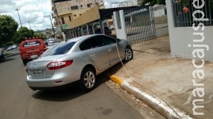 Cabo de energia atinge veículo, pessoas não descem e sobrevivem