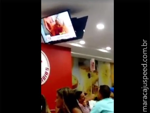 Vídeo pornô exibido em TV de rede de lanchonete viraliza na internet Vídeo pornô exibido em TV de rede de lanchonete viraliza na internet
