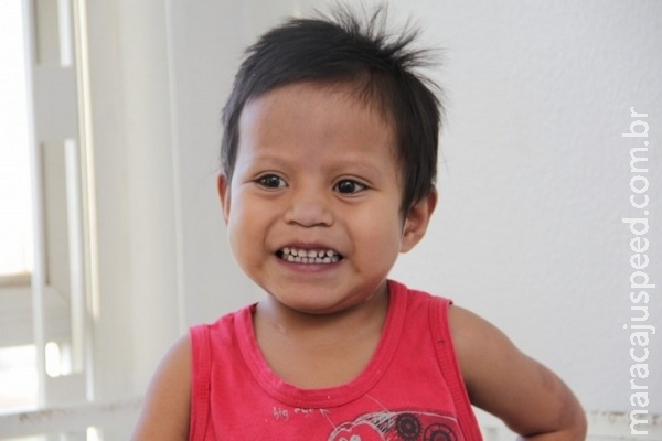 Edemar, 4, mora no hospital para fugir de cultura que poderia matá-lo