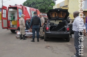 Mulher desmaia dentro de carro no Centro e mobiliza polícia e bombeiros Mulher desmaia dentro de carro no Centro e mobiliza polícia e bombeiros