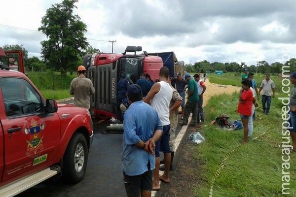 Condutor fica gravemente ferido ao tombar carreta carregada de arroz