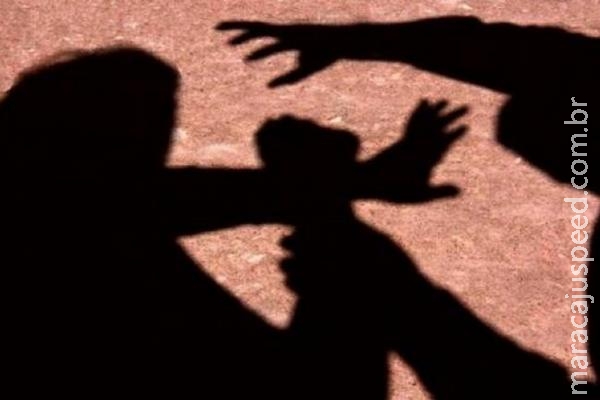 Marido encontrou o amante fazendo programa na rua e a briga começou