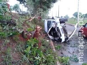 Carro tomba e é abandonado destruído no bairro Universitário Carro tomba e é abandonado destruído no bairro Universitário