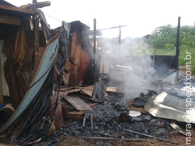 Incêndio destrói barraco onde moravam mãe e filha na capital de MS Incêndio destrói barraco onde moravam mãe e filha na capital de MS