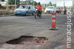 Dois motociclistas ficam feridos após caírem em buraco na Ernesto Geisel Dois motociclistas ficam feridos após caírem em buraco na Ernesto Geisel