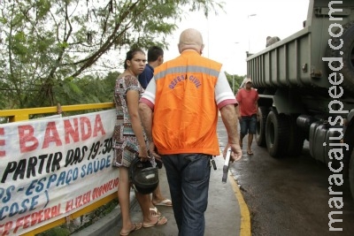 Ventos de 80km/h e chuva forte derrubam árvores em Aquidauana