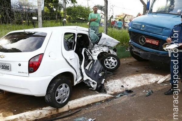 Caminhão fura sinal,e joga veículo em muro e vítima fica presa nas ferragens