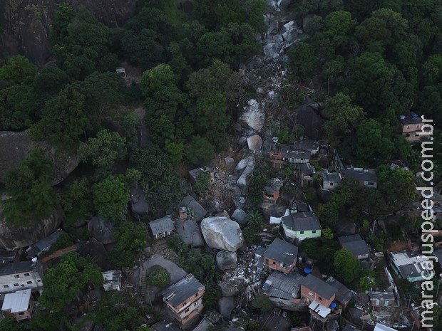 Rolamento de pedra deixa mais de 100 famílias desabrigadas no ES Rolamento de pedra deixa mais de 100 famílias desabrigadas no ES