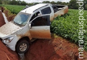 Após roubo, camionete cai em valeta e bandidos abandonam veículo em lavoura