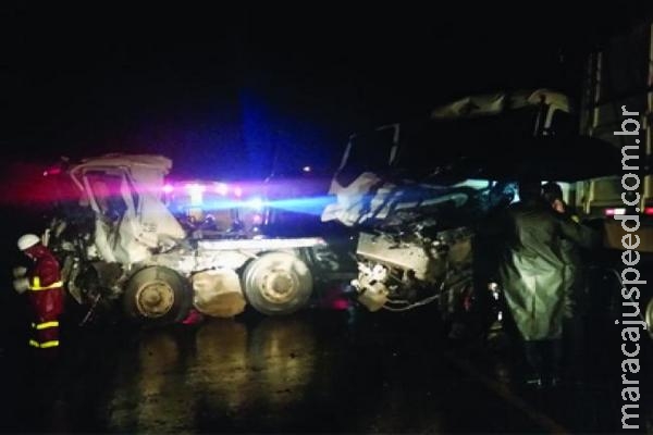 Colisão entre carretas mata jovem na BR- 163 Colisão entre carretas mata jovem na BR- 163