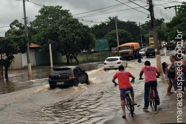 Rio atinge 9,1 m e água passa por cima de ponte em Aquidauana, MS