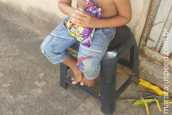 Criança agredida com tamanco pela mãe é encontrada dormindo em calçada Criança agredida com tamanco pela mãe é encontrada dormindo em calçada