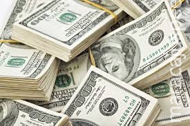 Dólar recua 1,4%, abaixo de R$ 4; Bovespa passa a operar em queda