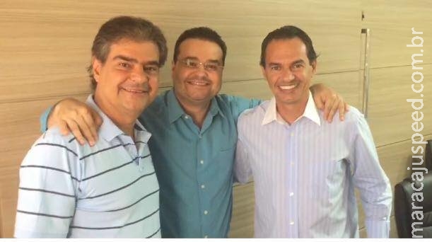 Em foto, Fábio Trad consegue unir irmãos que podem se enfrentar nas urnas este ano Em foto, Fábio Trad consegue unir irmãos que podem se enfrentar nas urnas este ano