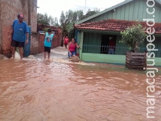 Rio Dourados transborda e invade residências em Fátima do Sul