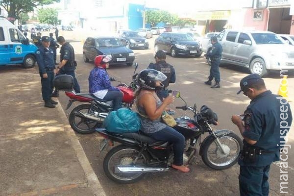 30 policiais realizam abordagens e vistorias em avenida de Campo Grande 