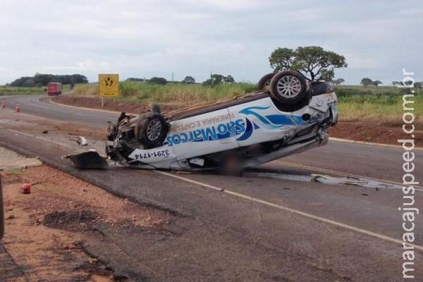 Carro funerário capota ao sair de Campo Grande e corpo fica preso nas ferragens Carro funerário capota ao sair de Campo Grande e corpo fica preso nas ferragens