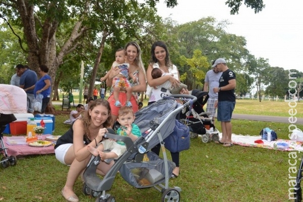 Mães e pais fazem piquenique saudável para falar sobre aleitamento Mães e pais fazem piquenique saudável para falar sobre aleitamento