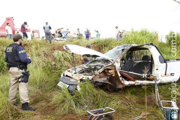 Corolla aquaplana, bate em dois veículos e um só para no barranco Corolla aquaplana, bate em dois veículos e um só para no barranco