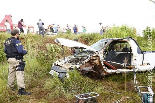 Corolla aquaplana, bate em dois veículos e um só para no barranco 