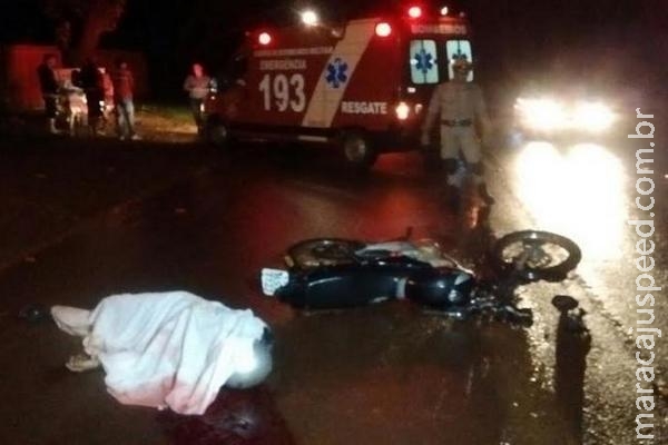 Na contramão, motociclista bate na lateral de caminhão e morre na MS-376