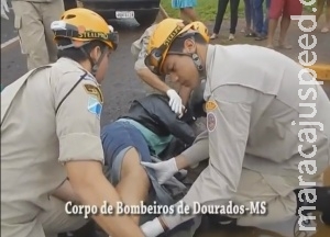 Bombeiro corta calça de vítima com suspeita de fratura Bombeiro corta calça de vítima com suspeita de fratura