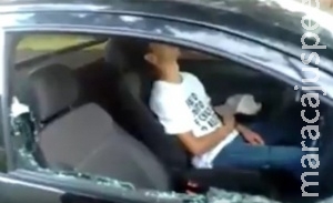 Rapaz de 19 anos é flagrado dormindo com carro ligado no meio da rua Rapaz de 19 anos é flagrado dormindo com carro ligado no meio da rua
